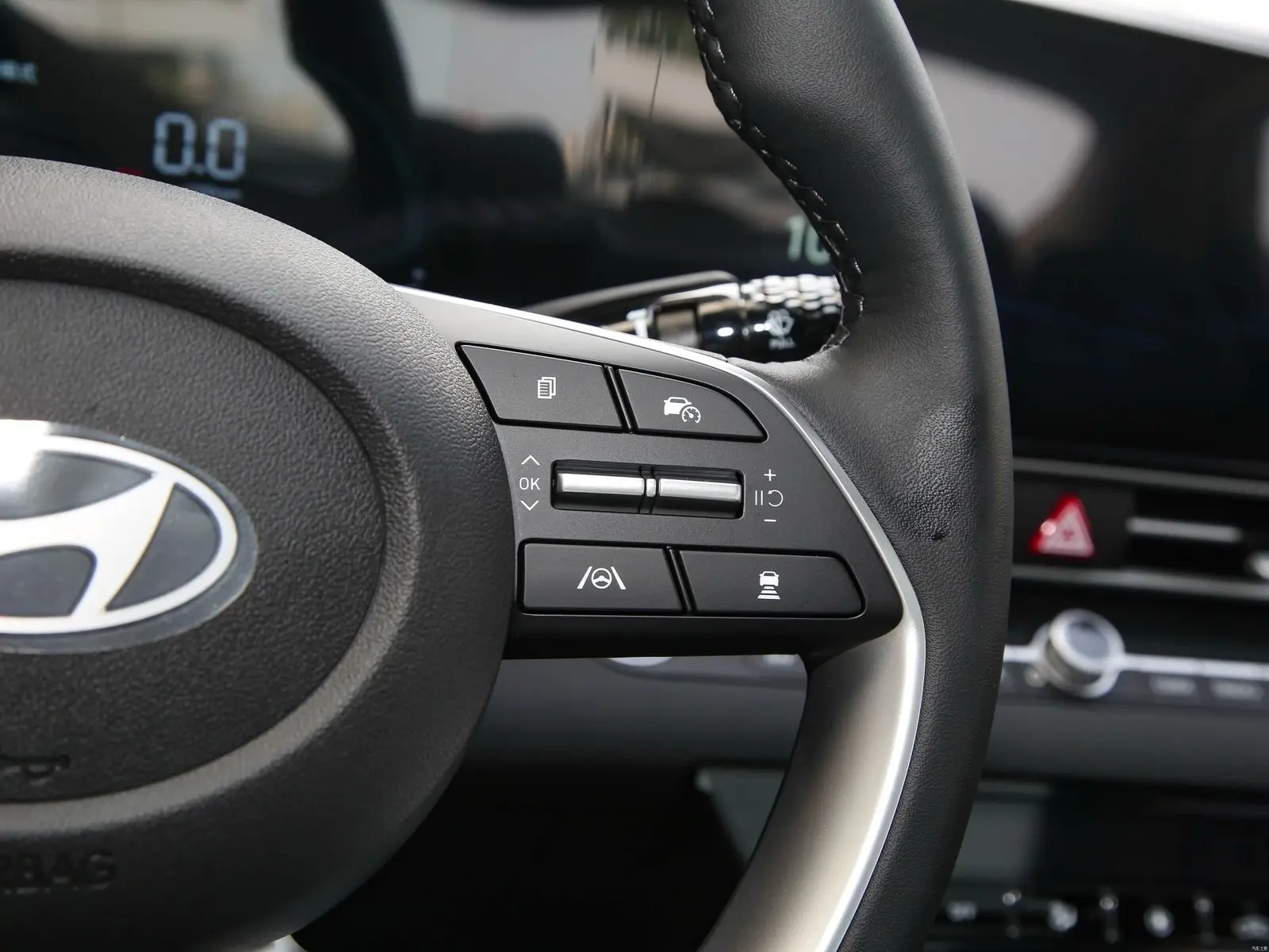 ELANTRA 1.5 PETROL LUX7.webp