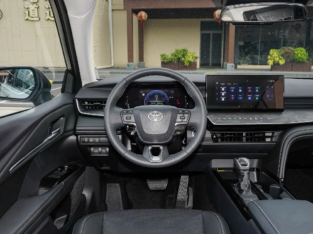CAMRY PETROL LUXURY5.webp