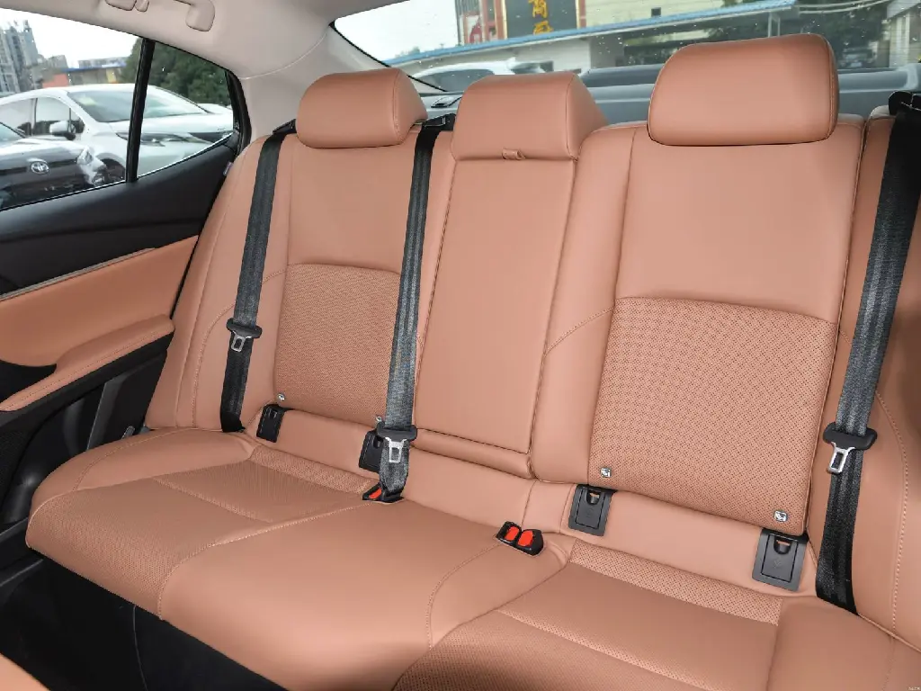 CAMRY 2.0 HYBRID LUXURY13.webp