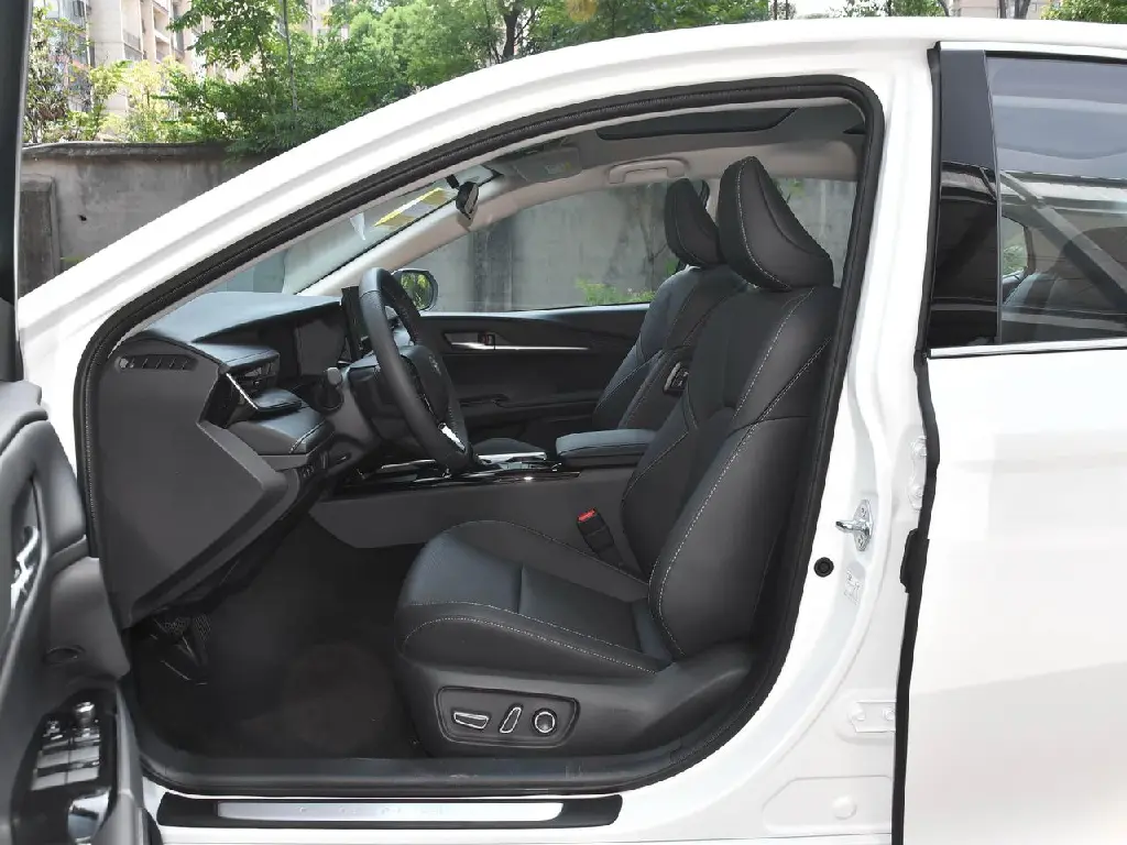 Toyota Camry Hybrid Premium20.webp