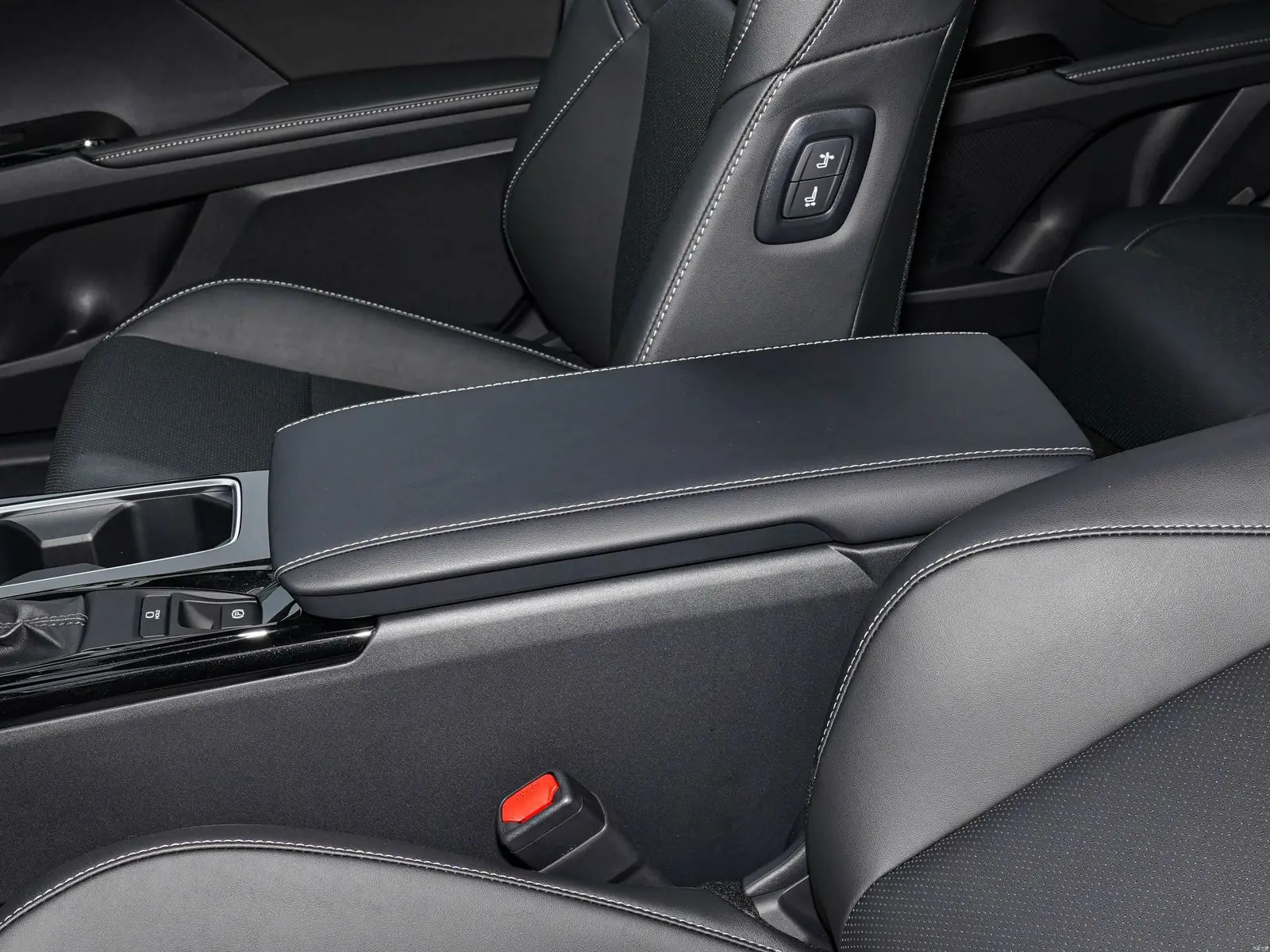 CAMRY PETROL LUXURY11.webp