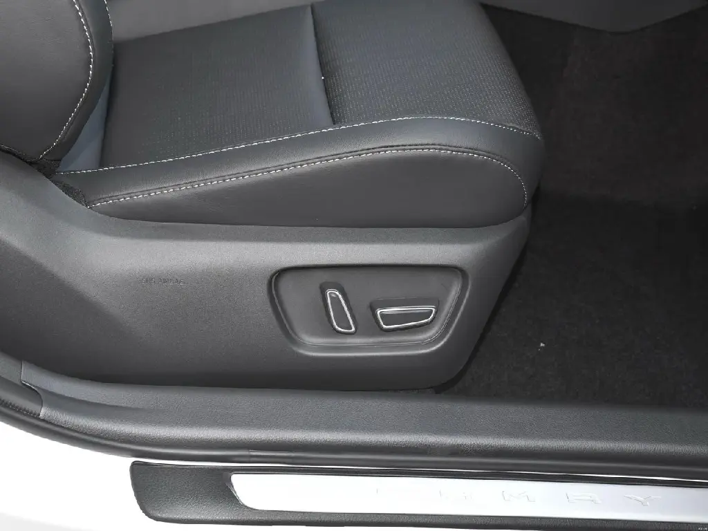 Toyota Camry Hybrid Premium25.webp