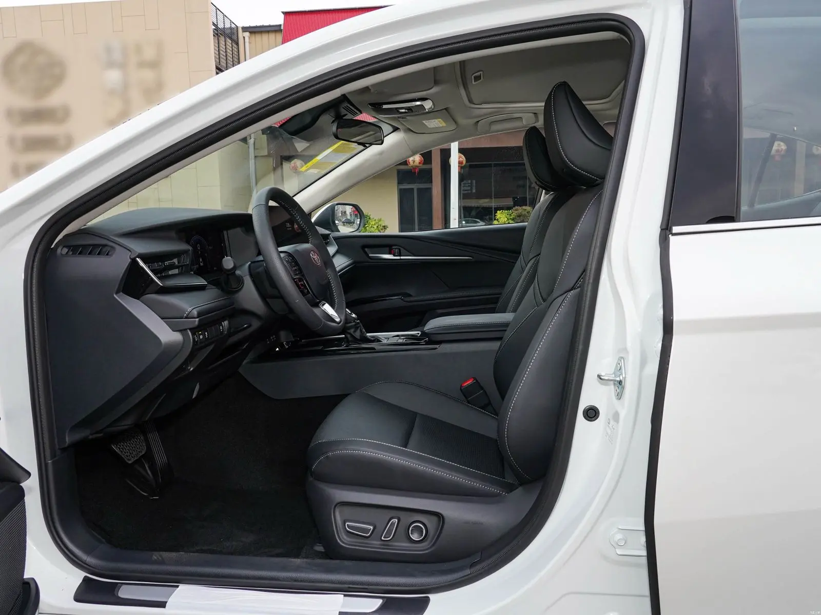 CAMRY PETROL LUXURY8.webp