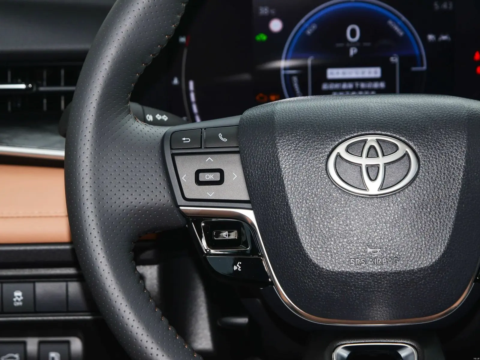 CAMRY 2.0 HYBRID LUXURY8.webp