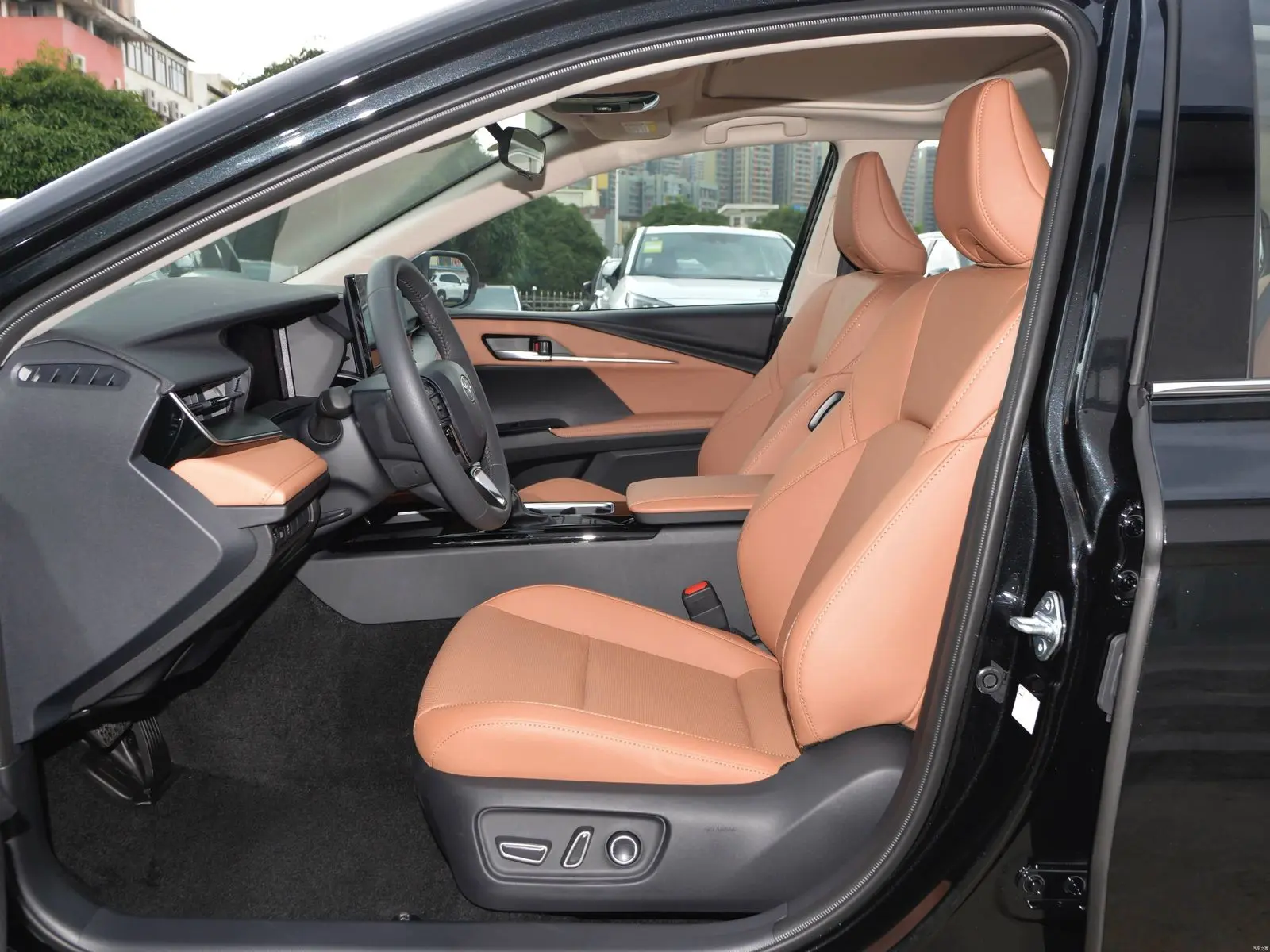 CAMRY 2.0 HYBRID LUXURY14.webp