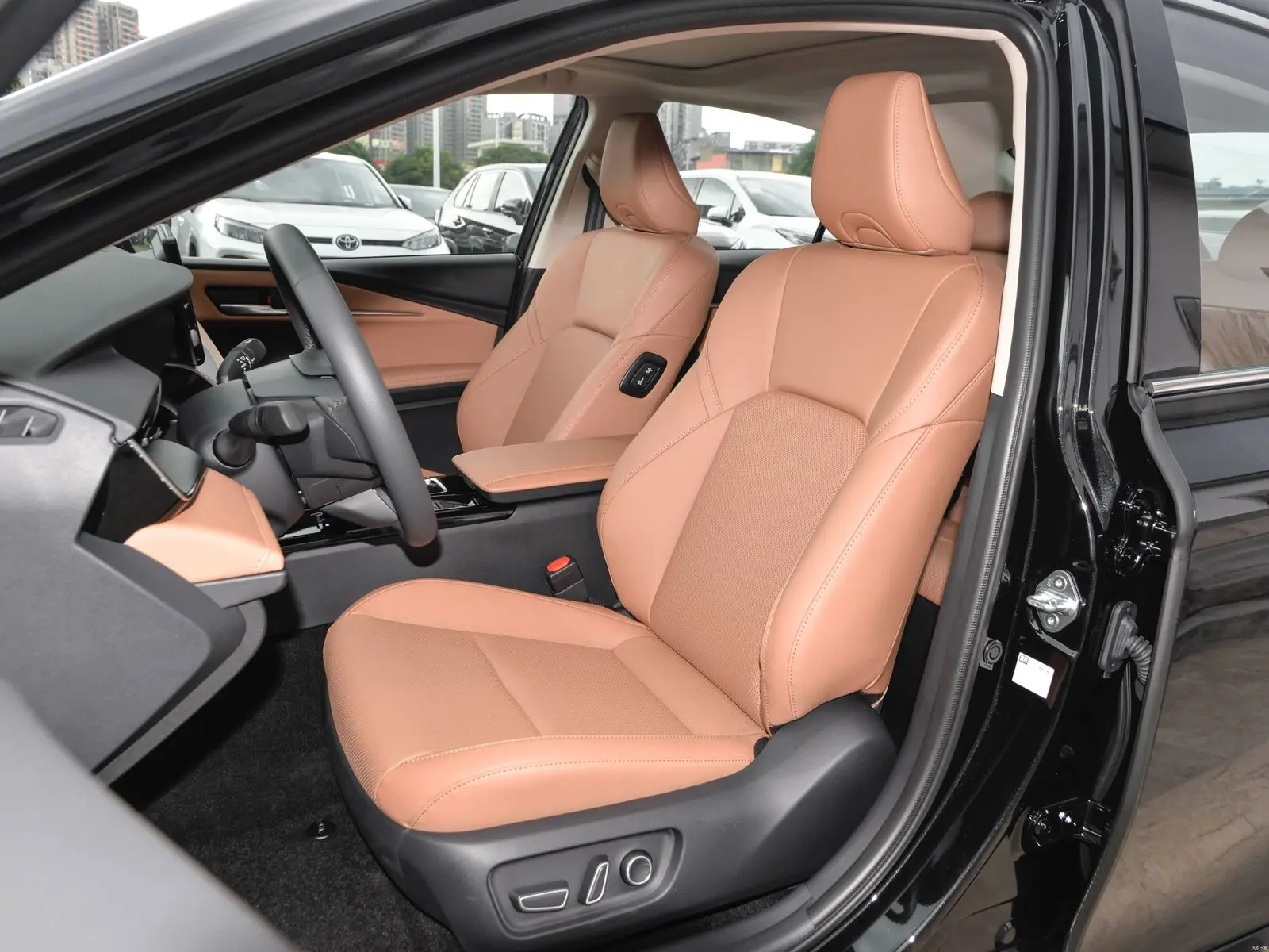 CAMRY 2.0 HYBRID LUXURY10.webp
