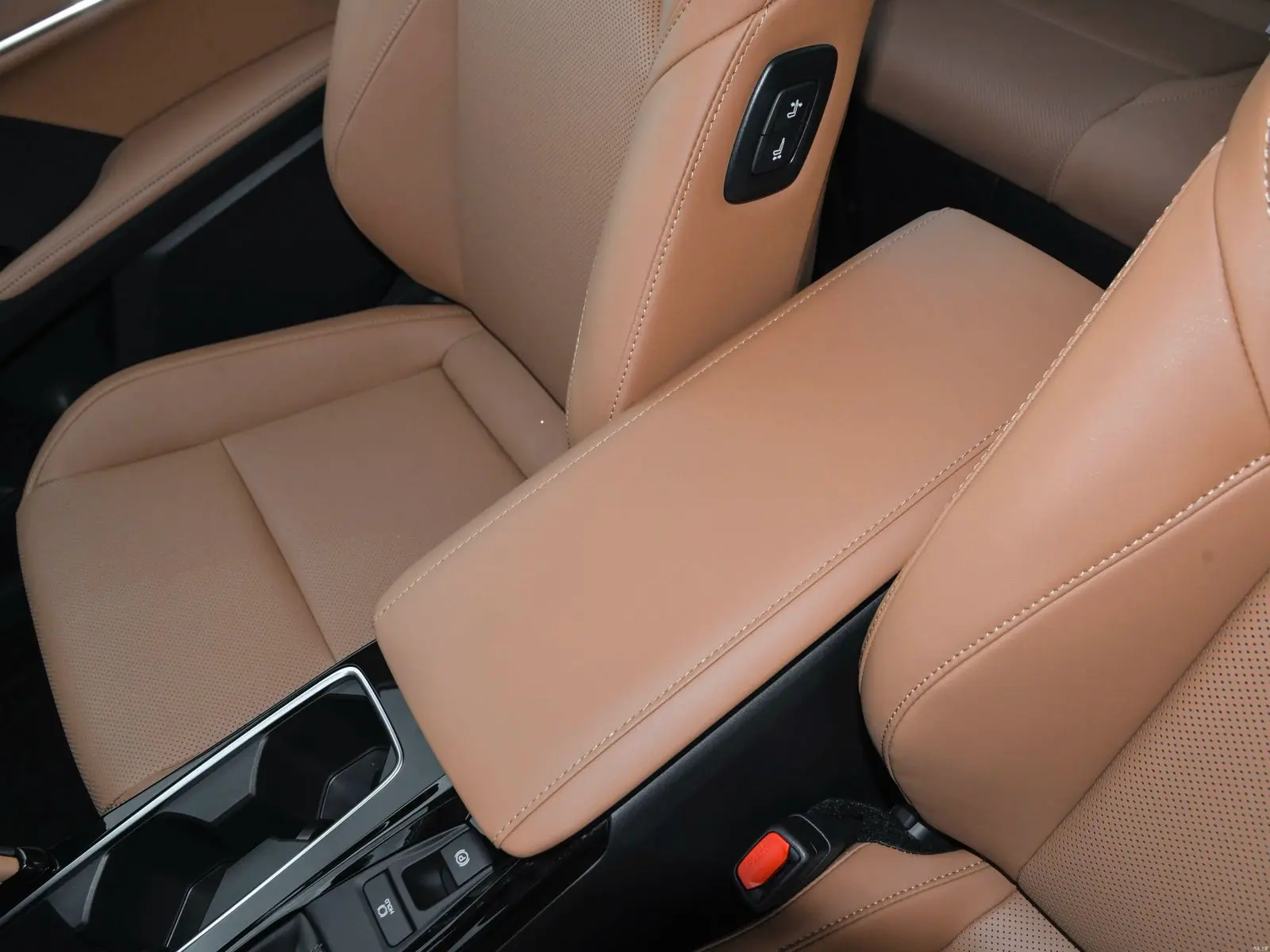 CAMRY 2.0 HYBRID LUXURY12.webp
