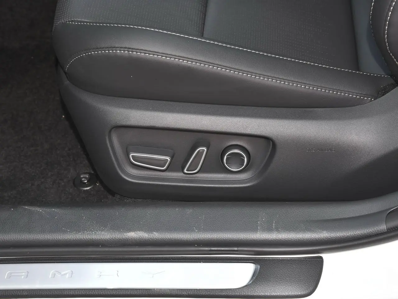 Toyota Camry Hybrid Premium26.webp