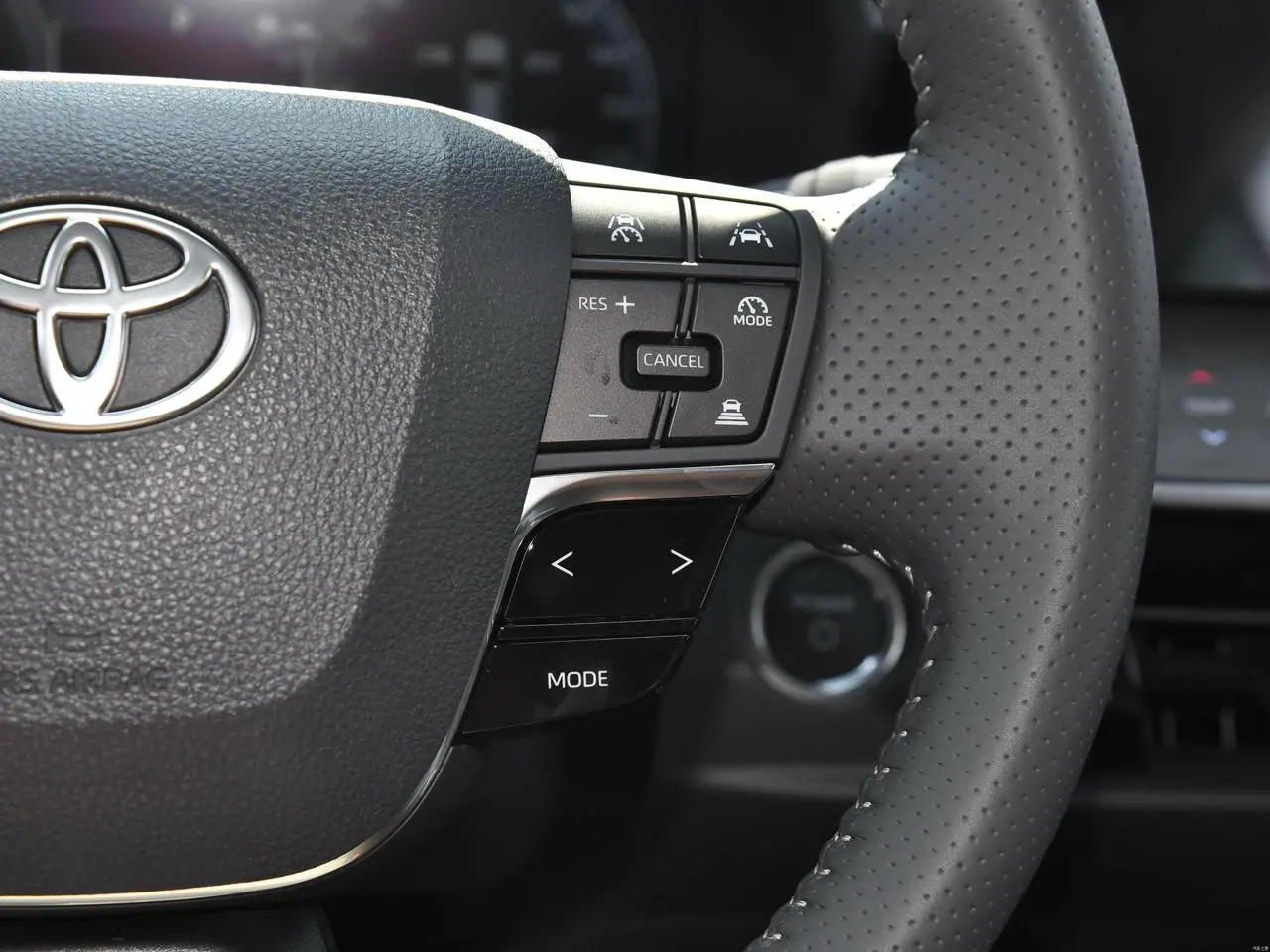 Toyota Camry Hybrid Premium15.webp