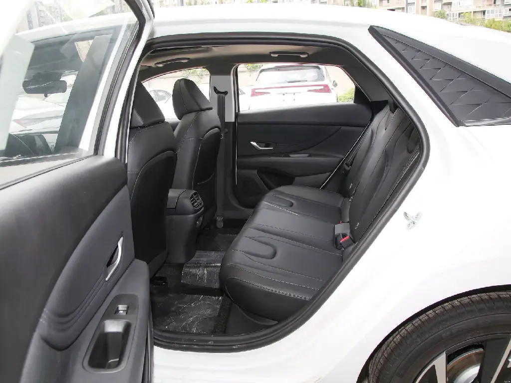 ELANTRA 1.5 PETROL LUX12.webp