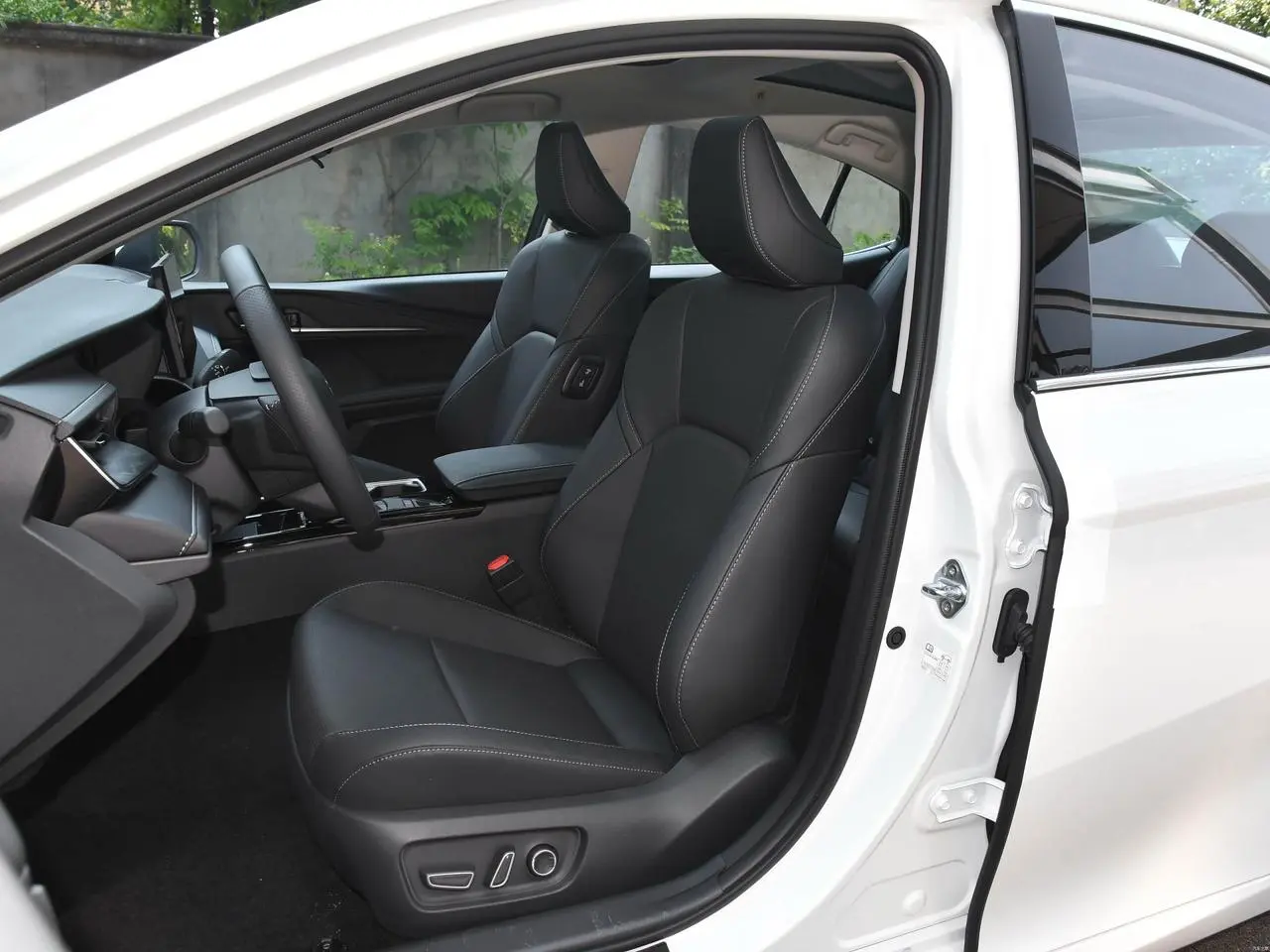 Toyota Camry Hybrid Premium17.webp