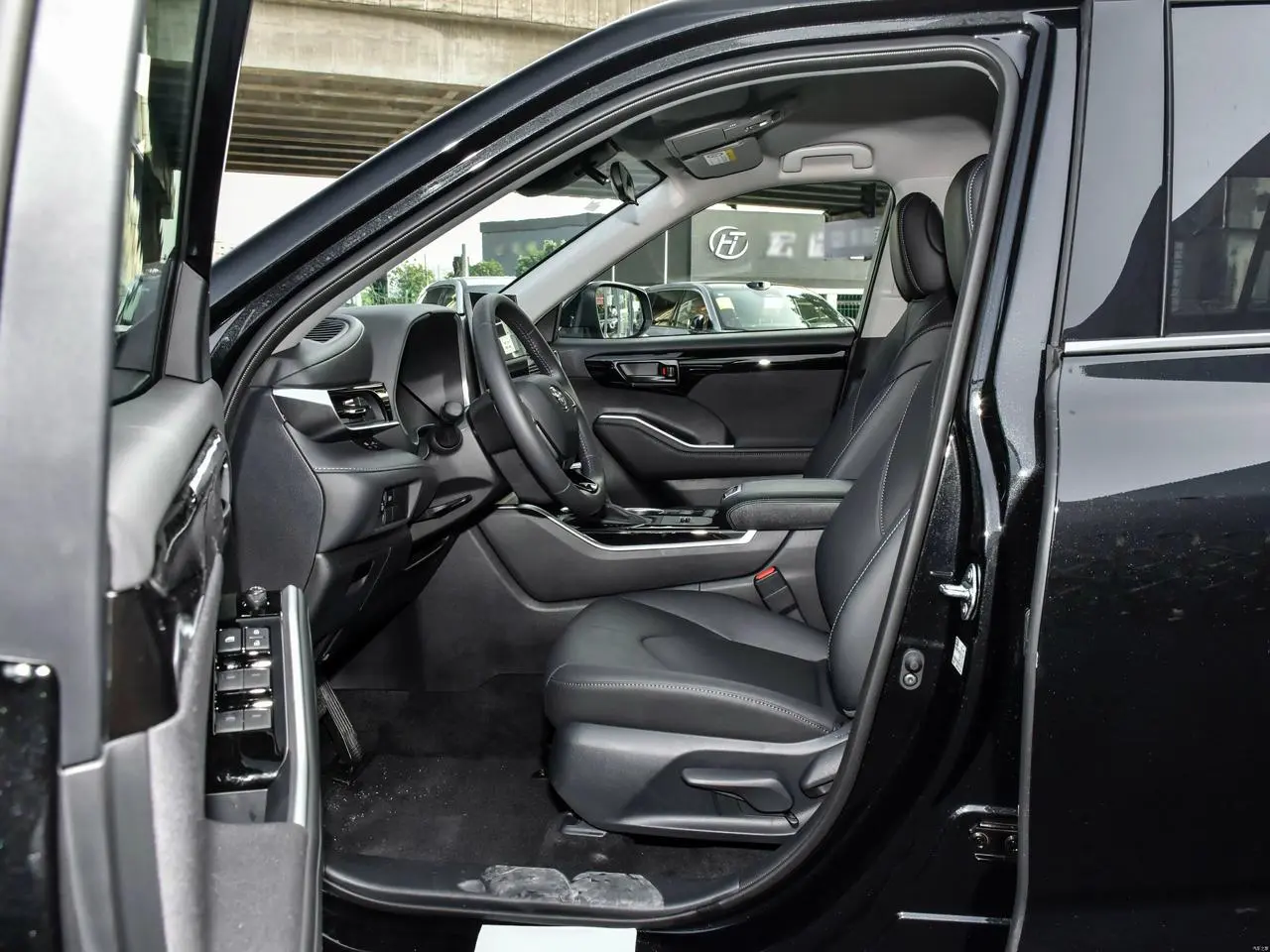 HIGHLANDER 2.5 HYBRID 7 SEAT10.webp