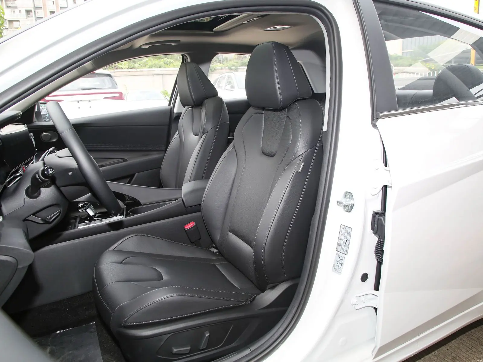 ELANTRA 1.5 PETROL LUX9.webp