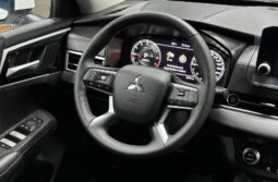 Mitsubishi Outlander 4WD Mid Option 2025 lleno