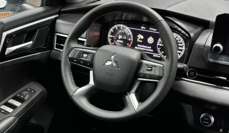 Mitsubishi Outlander 4WD Mid Option 2025 lleno