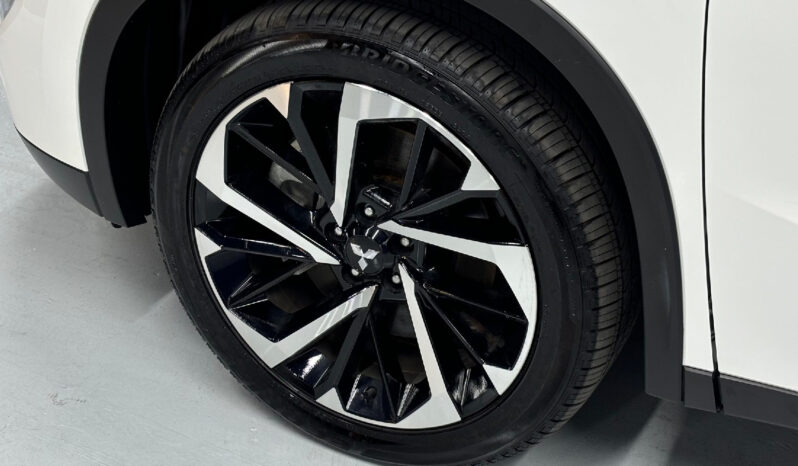 Mitsubishi Outlander 4WD Mid Option 2025 lleno