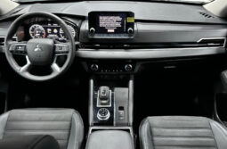 Mitsubishi Outlander 4WD Mid Option 2025 lleno