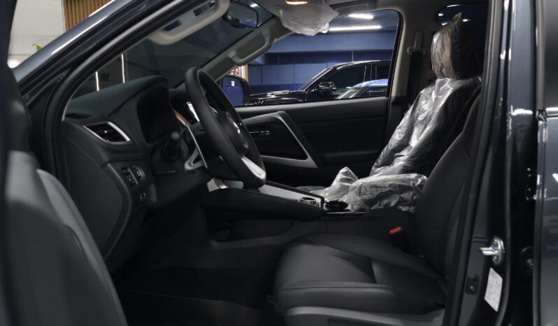 Mitsubishi Montero Sport MID Option 2025 lleno