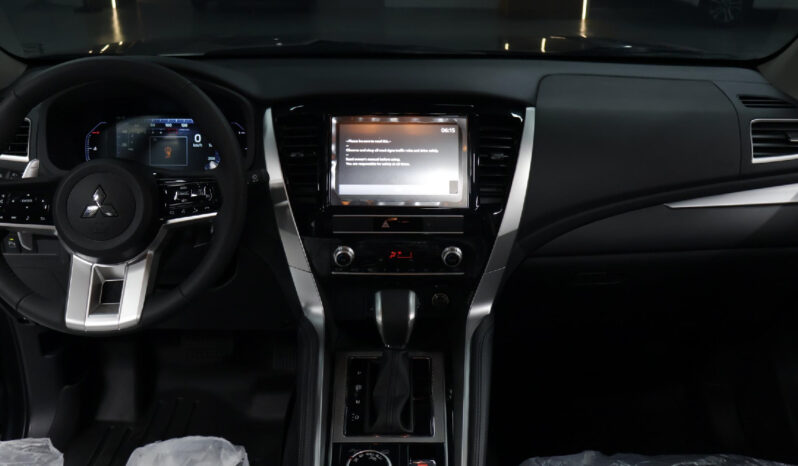 Mitsubishi Montero Sport MID Option 2025 lleno