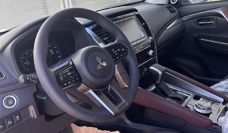 Mitsubishi Montero Sport FULL Option 2025 lleno