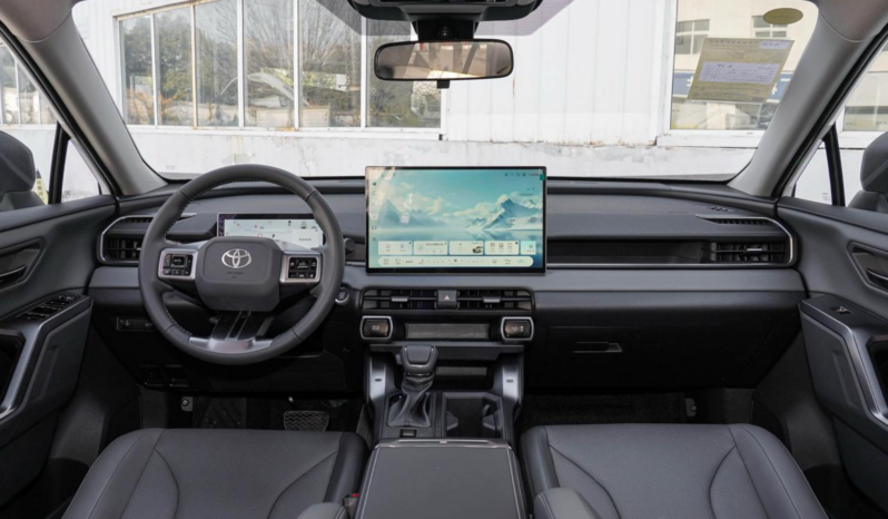 Toyota RAV4 Petrol Luxury 2025 lleno