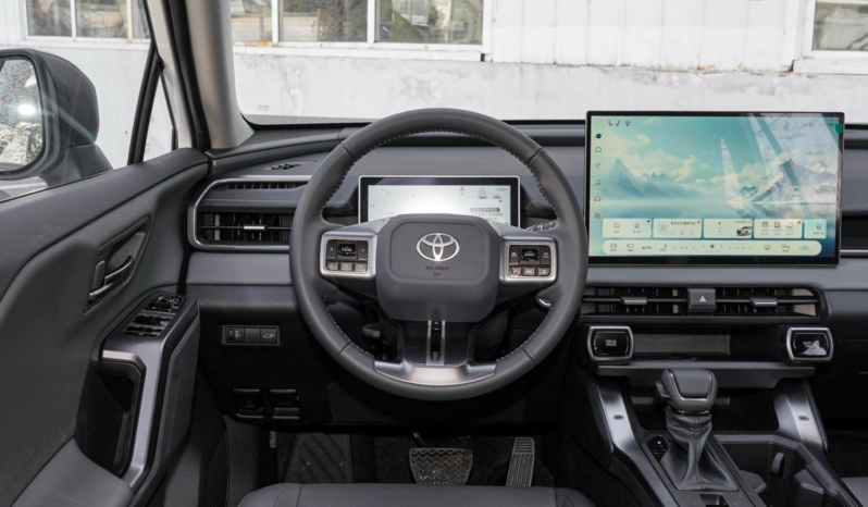 Toyota RAV4 Petrol Luxury 2025 lleno